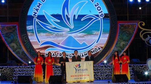 Lễ trao cờ đăng cai tổ chức Năm Du lịch quốc gia 2020 cho tỉnh Ninh Bình